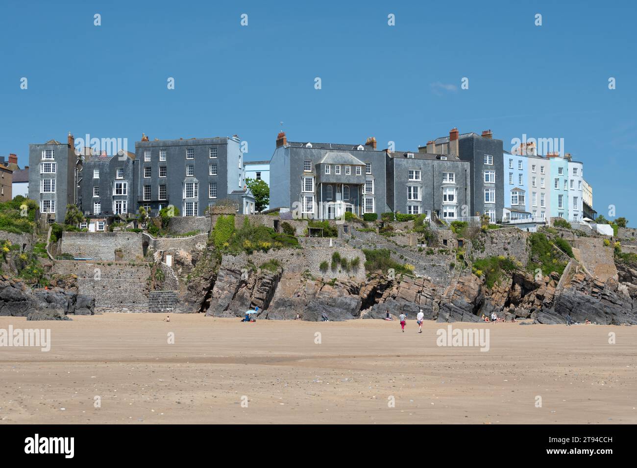 Auf den Klippen hängende Häuser auf der Rock Terrace blicken auf South Beach, Tenby, Pembrokeshire, Wales Stockfoto