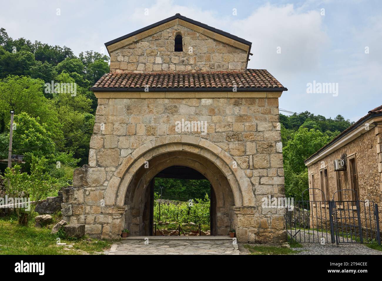 Kloster Gelati, Südtor, im Durchgang befindet sich das Grab von Dawit der Erbauer, nahe Kutaissi, Kutaisi, Imeretien, Georgien Stockfoto