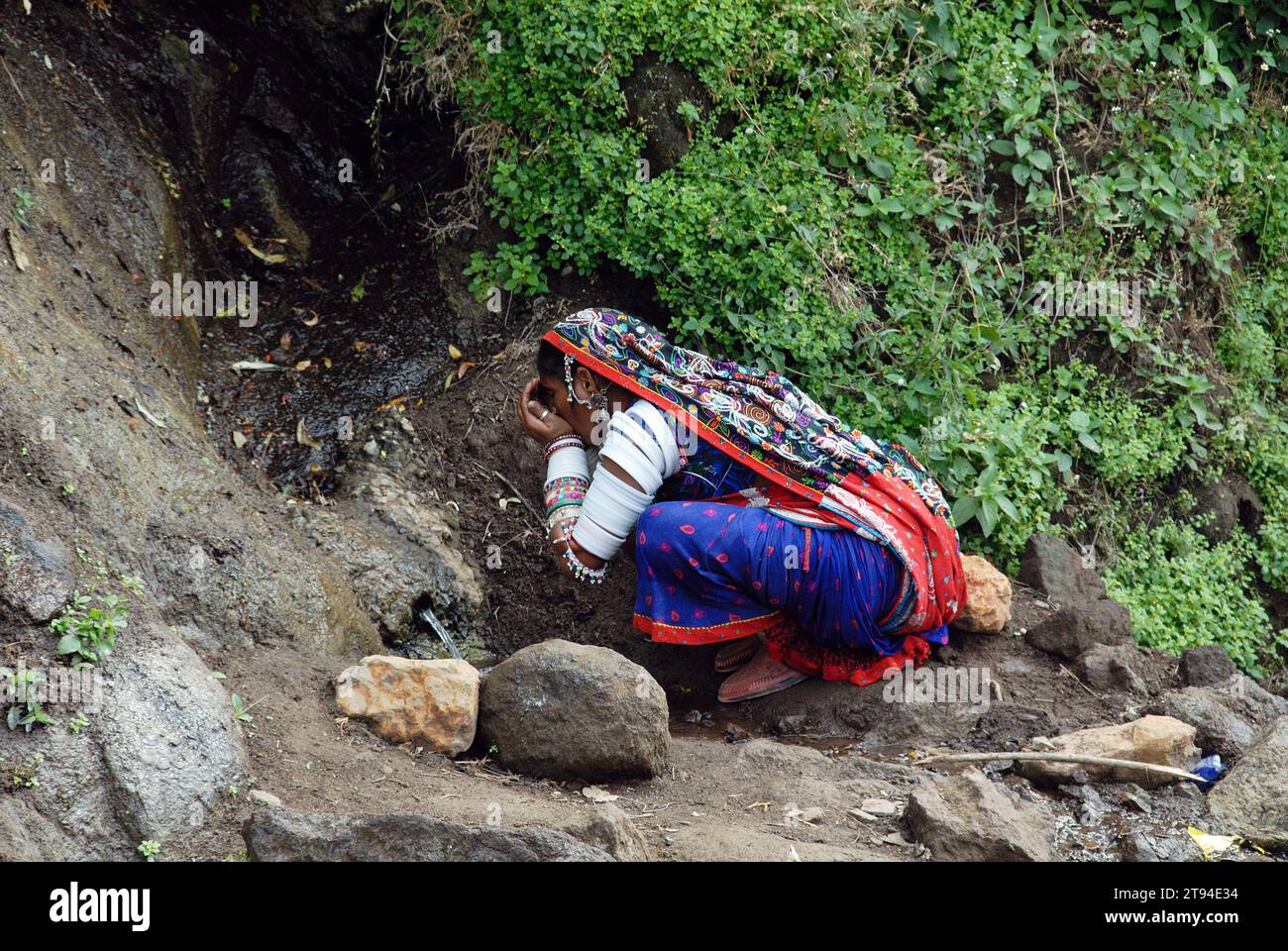 Die Banjara-Frauen in ihrer alten Mode von Kleidung und Schmuck sind vielleicht die farbenfrohste und raffinierteste aller Stammesgruppen in Indien. Sie sind die typischen Nomaden, die sich von einem Ort zum anderen wundern und so ein Leben in ihren eigenen Bedingungen führen. Mandu, Madhya Pradesh, Indien. Stockfoto