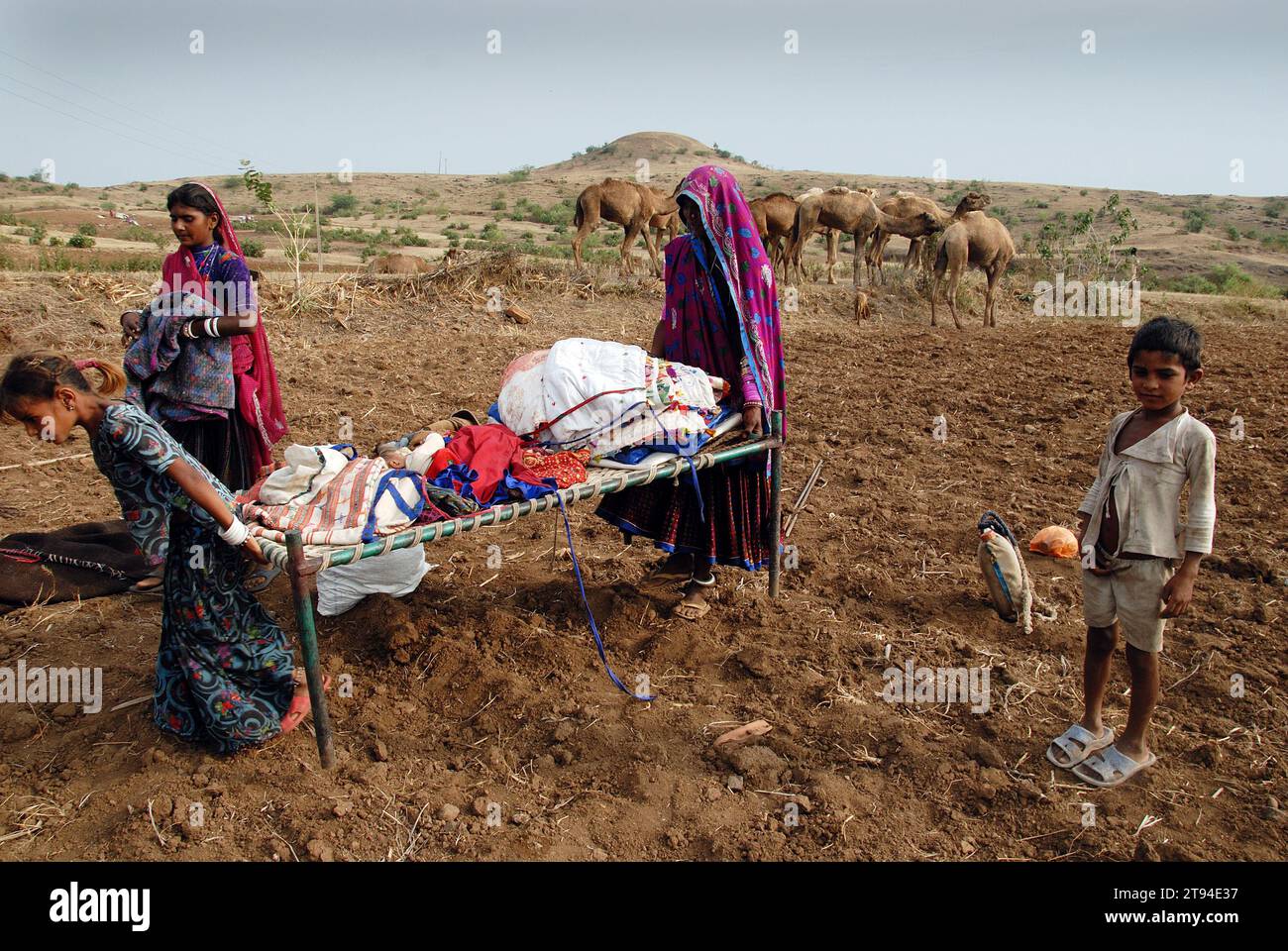 Die Banjara-Frauen in ihrer alten Mode von Kleidung und Schmuck sind vielleicht die farbenfrohste und raffinierteste aller Stammesgruppen in Indien. Sie sind die typischen Nomaden, die sich von einem Ort zum anderen wundern und so ein Leben in ihren eigenen Bedingungen führen. Mandu, Madhya Pradesh, Indien. Stockfoto