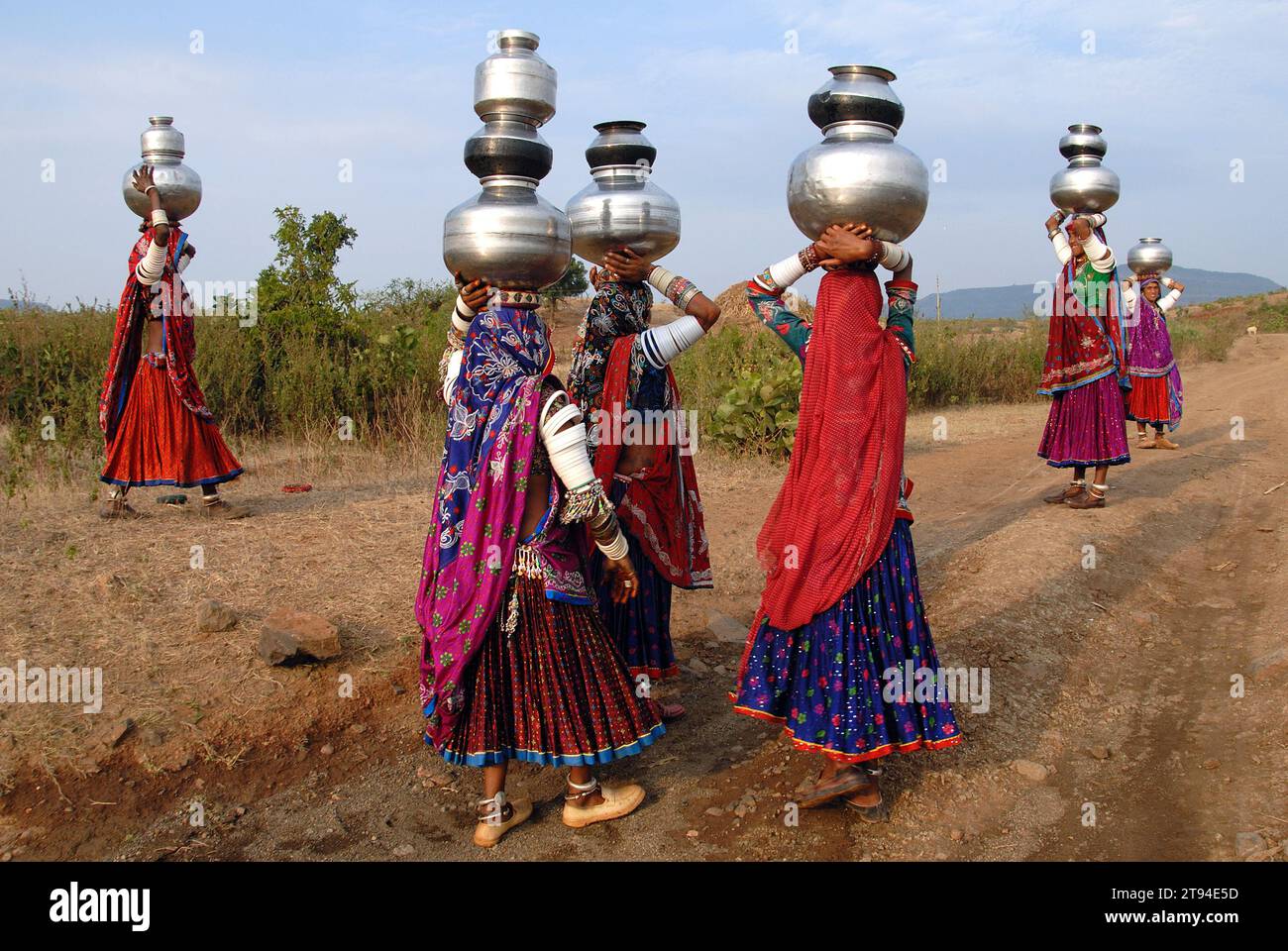 Die Banjara-Frauen in ihrer alten Mode von Kleidung und Schmuck sind vielleicht die farbenfrohste und raffinierteste aller Stammesgruppen in Indien. Sie sind die typischen Nomaden, die sich von einem Ort zum anderen wundern und so ein Leben in ihren eigenen Bedingungen führen. Mandu, Madhya Pradesh, Indien. Stockfoto