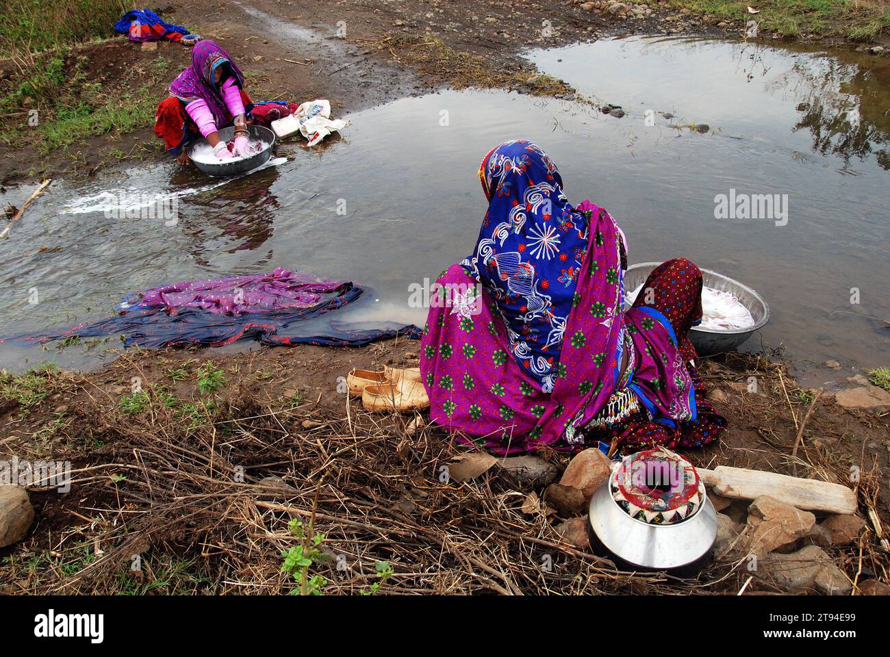 Die Banjara-Frauen in ihrer alten Mode von Kleidung und Schmuck sind vielleicht die farbenfrohste und raffinierteste aller Stammesgruppen in Indien. Sie sind die typischen Nomaden, die sich von einem Ort zum anderen wundern und so ein Leben in ihren eigenen Bedingungen führen. Mandu, Madhya Pradesh, Indien. Stockfoto