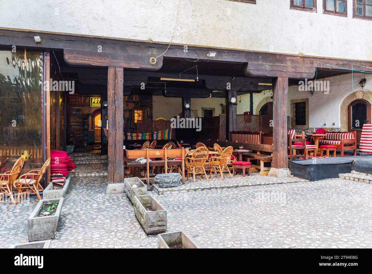 Pub im Morica Han Gebäude am alten Basar und dem historischen und kulturellen Zentrum von Sarajevo namens Bascarsija Stockfoto