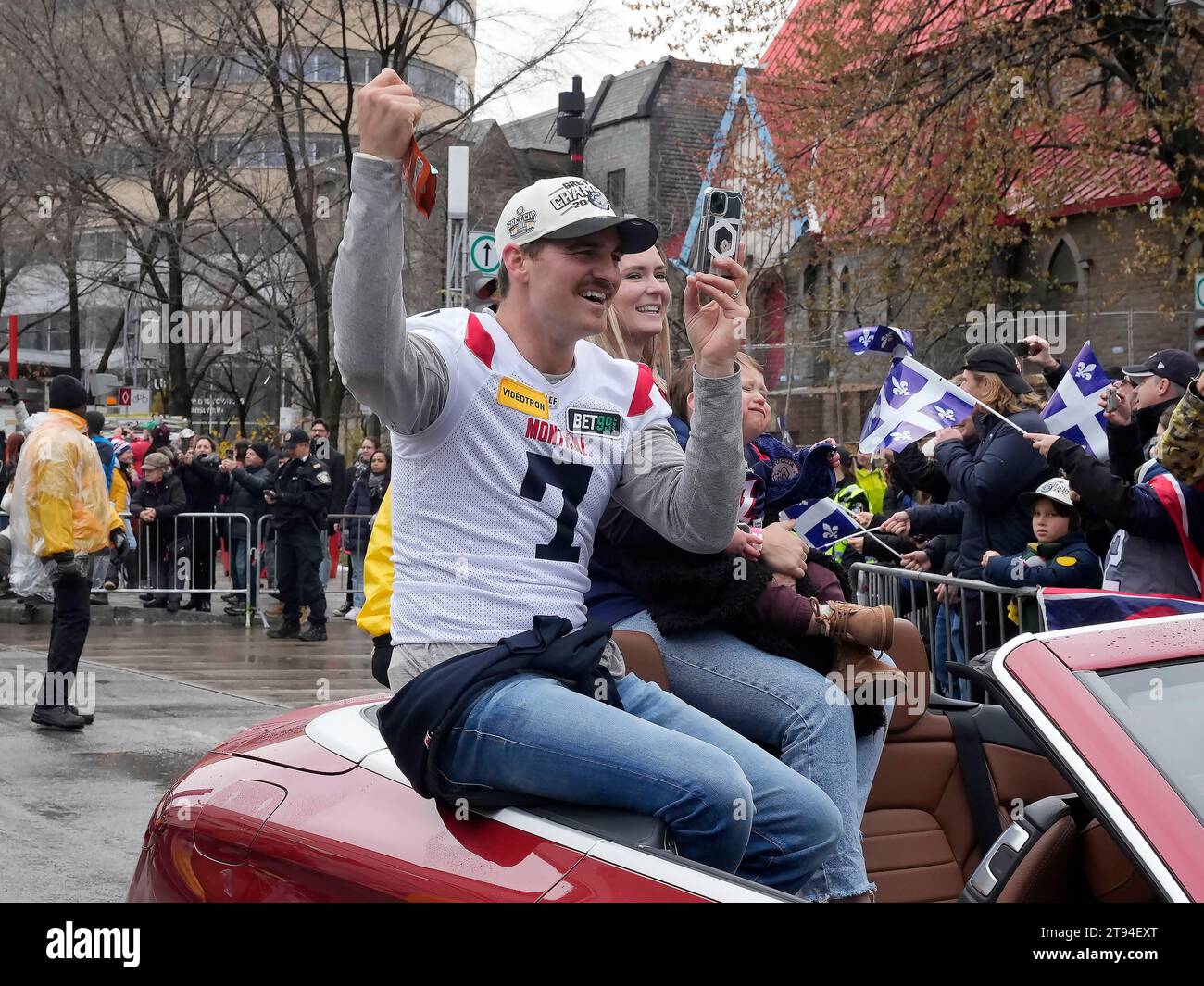Montreal, Kanada. November 2023. 22. November 2023, Montreal, PQ, Kanada: Montreal Alouettes Quarterback Cody Fajardo, seine Frau Laura und sein Sohn Luca feiern während der Grey Cup Parade am Mittwoch, den 22. November 2023. (Foto: © Ryan Remiorz/The Canadian Press via Credit: Zuma Press/Alamy Live News Stockfoto