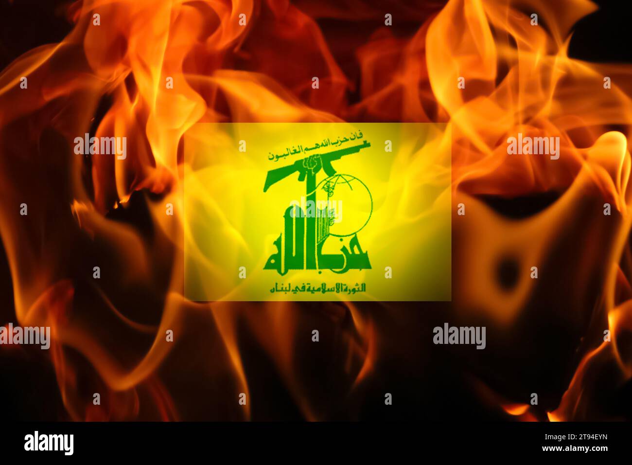 Flagge der Hisbollah auf dem Flammenfeuer Hintergrund. Krieg oder Proteste im Libanon, Beirut, Palästina Stockfoto