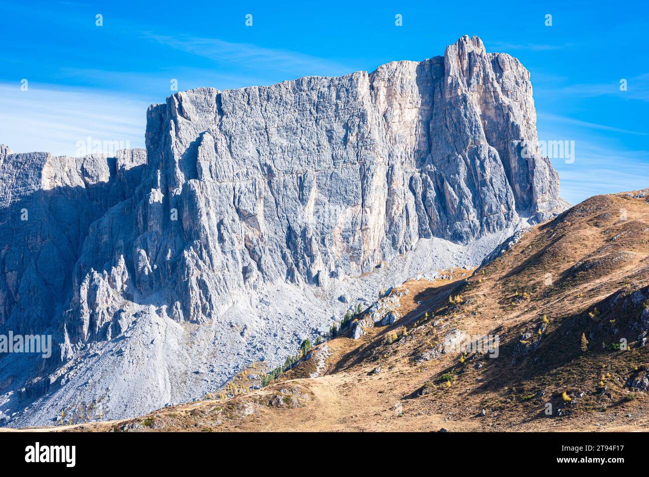 Riesiger Felsenberg in den Dolomiten Italiens Stockfoto