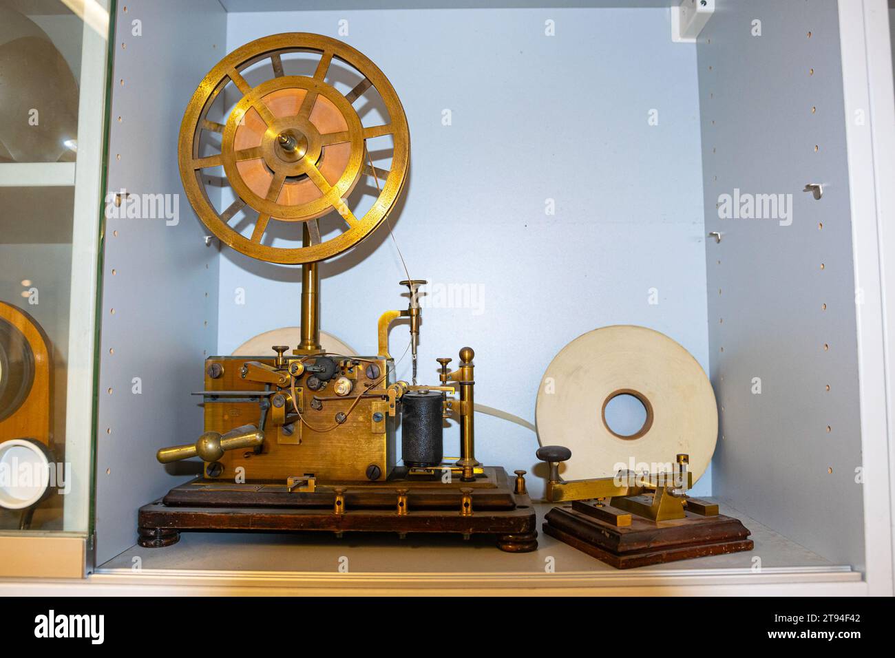 Telegrafenmaschine, um Morsecode zu senden oder auf einem Papierband zu empfangen. Stockfoto