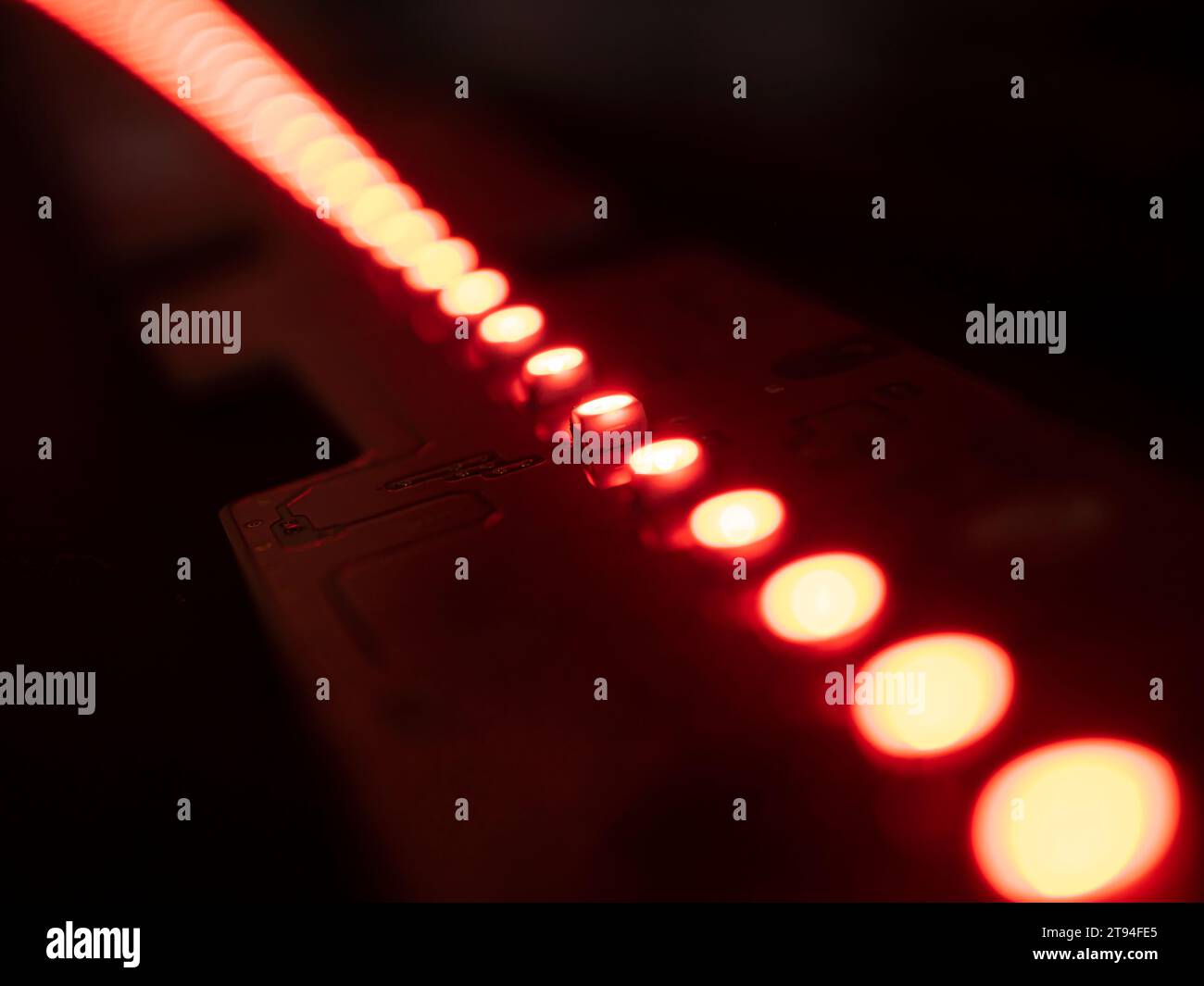 Roter LED-Streifen auf schwarzem Hintergrund. Selektiver Fokus. Geringe Schärfentiefe Stockfoto