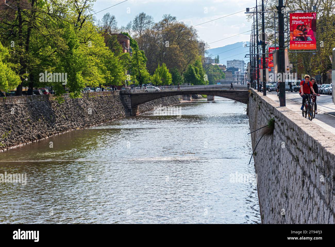 Der Fluss Miljacka in der Nähe des Rathauses von Sarajevo Stockfoto