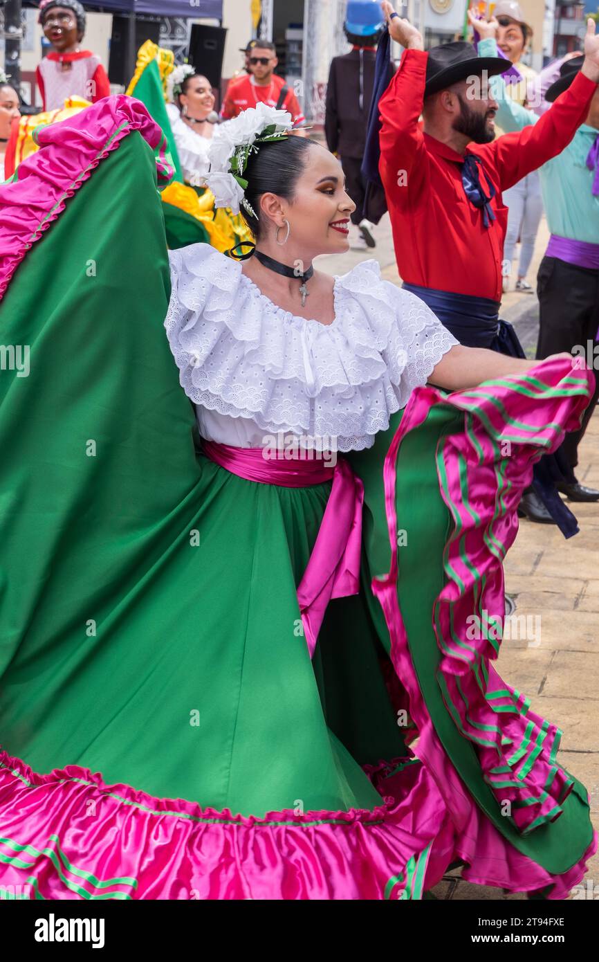 Volksgruppe tanzt durch die Straßen der Stadt San Jose, Hauptstadt von Costa Rica Stockfoto