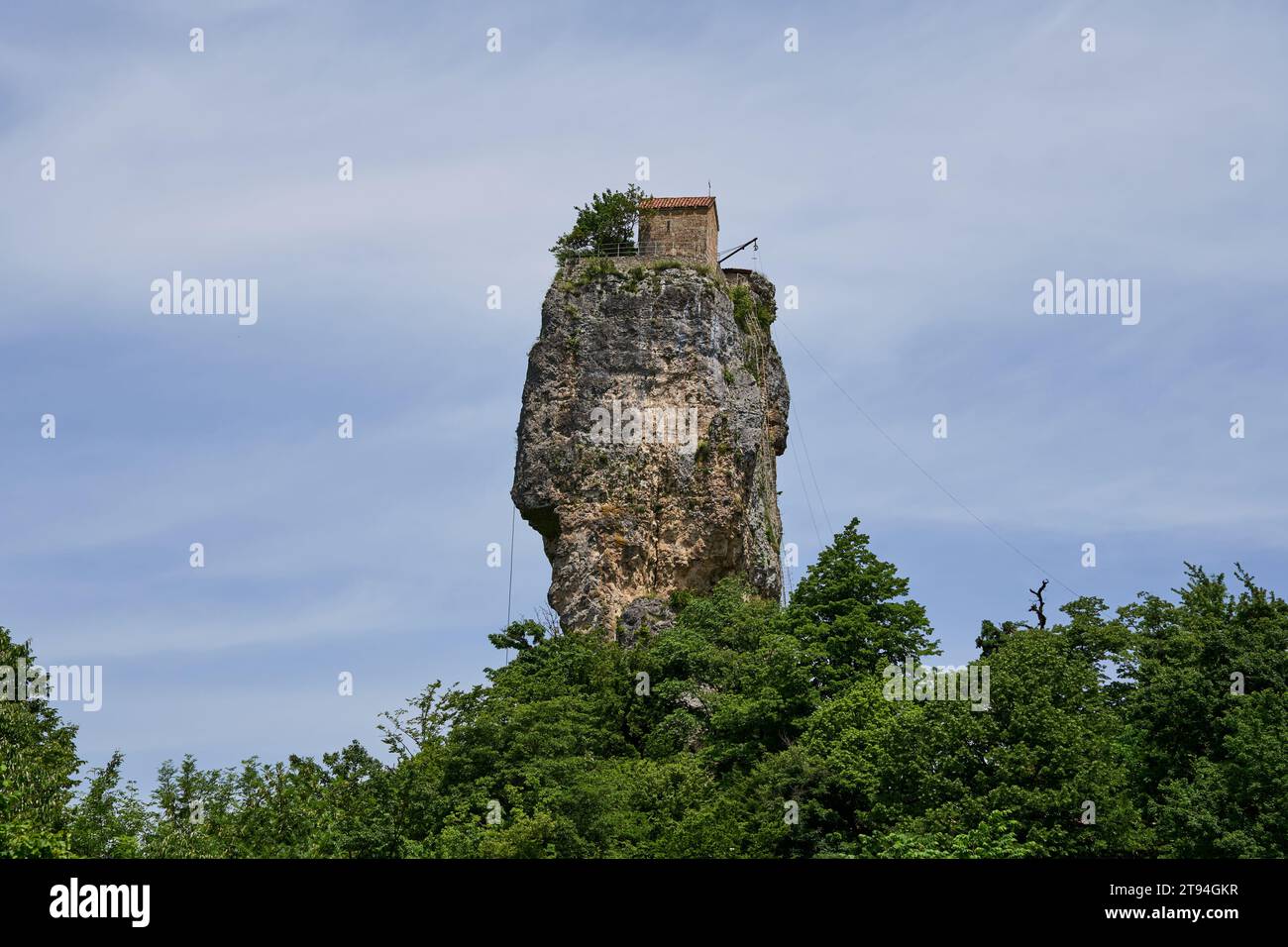 Kazchi-Säule, Katskhi-Säule, kleines Kloster auf dem Gipfelplateau der Kalksteinsäule, nahe dem Dorf Kazchi, bei Tschiatura, Imeretien, Georgien Stockfoto