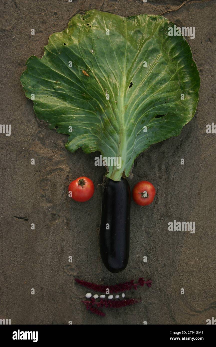 Bild eines alten ukrainischen Künstlers, geschaffen in seinem Garten für den Lebensunterhalt - ein Gesicht aus Gemüse, von ihm gepflanzt Stockfoto