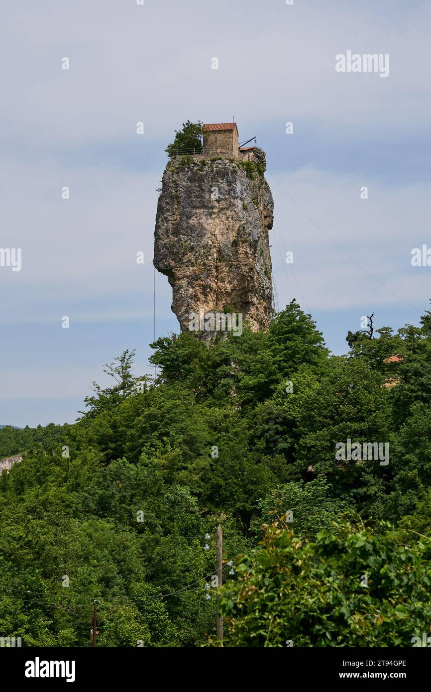 Kazchi-Säule, Katskhi-Säule, kleines Kloster auf dem Gipfelplateau der Kalksteinsäule, nahe dem Dorf Kazchi, bei Tschiatura, Imeretien, Georgien Stockfoto