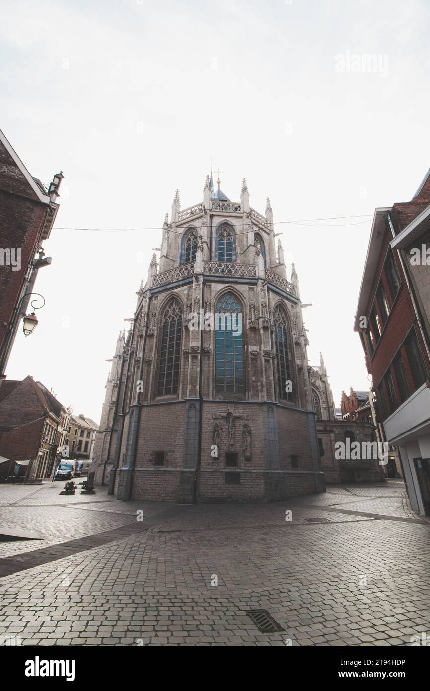 Wunderschöne Kirche Sint-Martinusbasiliek im Zentrum von Halle, Belgien. Die katholische Kirche und ihre Wahrzeichen. Stockfoto