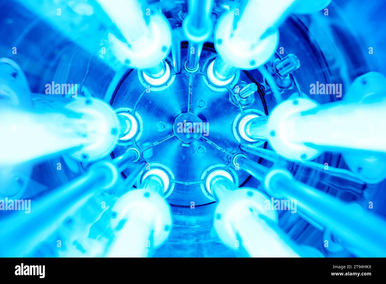 UV-Lampen in einer Wasserdesinfektionsanlage Stockfoto