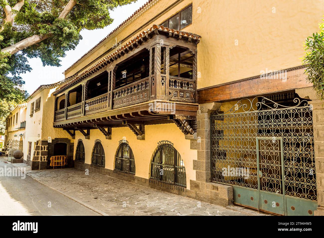 Ein typisches kanarisches Gebäude neben dem Doramas Park in Las Palmas, Gran Canaria an einem sonnigen Tag Stockfoto