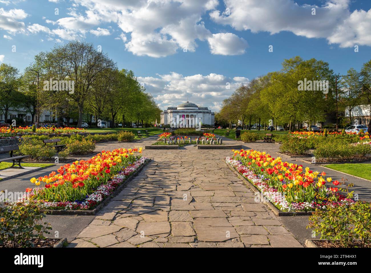 Blick auf die Lady Lever Art Gallery, Port Sunlight, von den Blumenbeeten des Diamond. Stockfoto