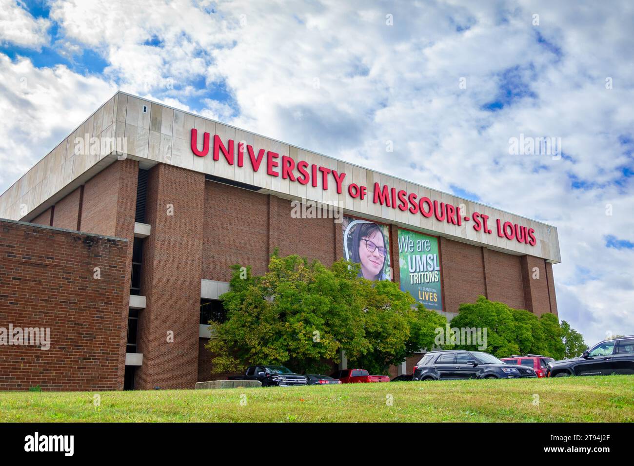 ST. LOUIS, MO, USA - 19. OKTOBER 2023: Mark Twain Athletic Center auf dem Campus der University of Missouri-St. Louis. Stockfoto