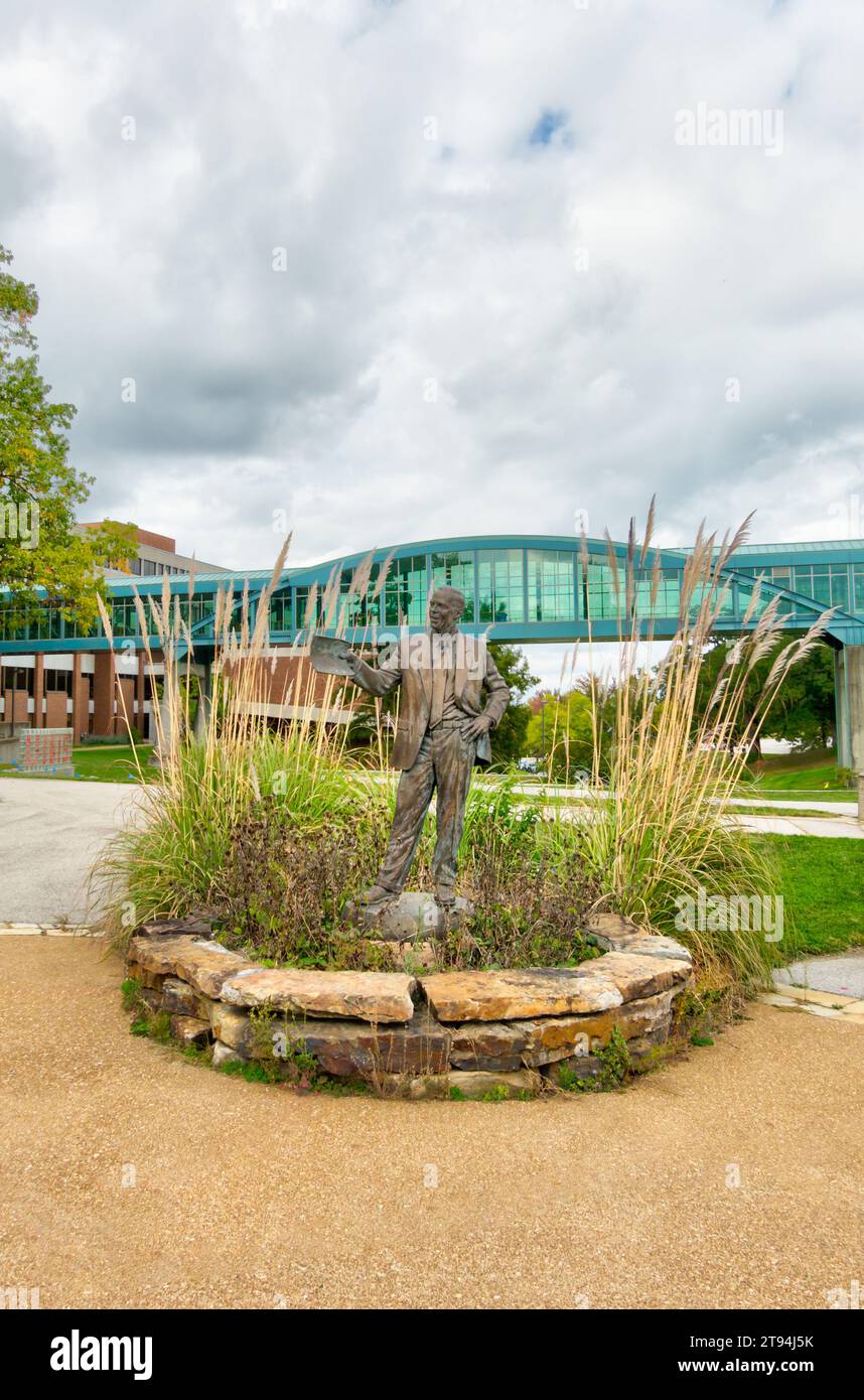 ST. LOUIS, MO, USA - 19. OKTOBER 2023: Wayne Goode Statue und Sandburg Archway auf dem Campus der University of Missouri-St. Louis. Stockfoto