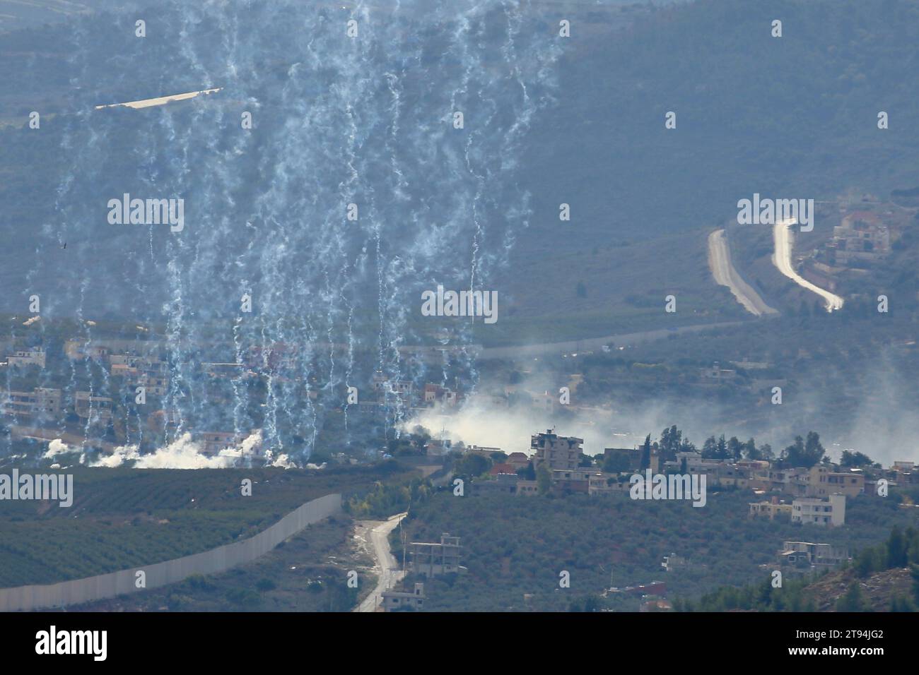 Kafr Kila, Libanon. November 2023. Das Foto wurde am 22. November 2023 aufgenommen und zeigt einen Rauchaufstieg nach israelischen Artillerieschüssen an der libanesischen Grenze von Kafr Kila. Die israelisch-libanesische Grenze hat seit über sechs Wochen eine Zunahme der Spannungen erlebt, seit die bewaffnete libanesische Gruppe Hisbollah am 8. Oktober Dutzende von Raketen auf die Schebaa-Farmen abfeuerte, um die Angriffe der Hamas auf Israel am Vortag zu unterstützen. Quelle: Ali Hashisho/Xinhua/Alamy Live News Stockfoto