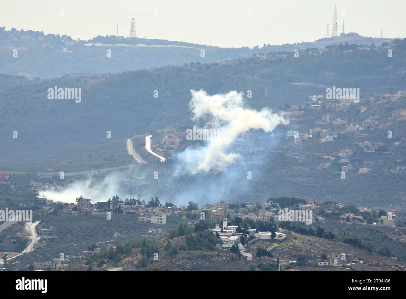 Kafr Kila, Libanon. November 2023. Das Foto wurde am 22. November 2023 aufgenommen und zeigt einen Rauchaufstieg nach israelischen Artillerieschüssen an der libanesischen Grenze von Kafr Kila. Die israelisch-libanesische Grenze hat seit über sechs Wochen eine Zunahme der Spannungen erlebt, seit die bewaffnete libanesische Gruppe Hisbollah am 8. Oktober Dutzende von Raketen auf die Schebaa-Farmen abfeuerte, um die Angriffe der Hamas auf Israel am Vortag zu unterstützen. Quelle: Ali Hashisho/Xinhua/Alamy Live News Stockfoto