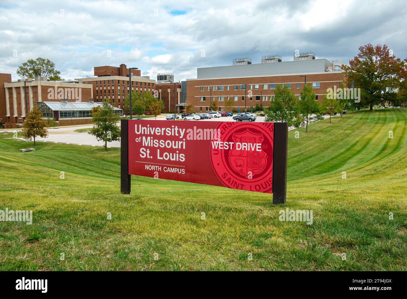 ST. LOUIS, MO, USA - 19. OKTOBER 2023: Eingangsschild und Blick auf den Campus der University of Missouri-St. Louis. Stockfoto