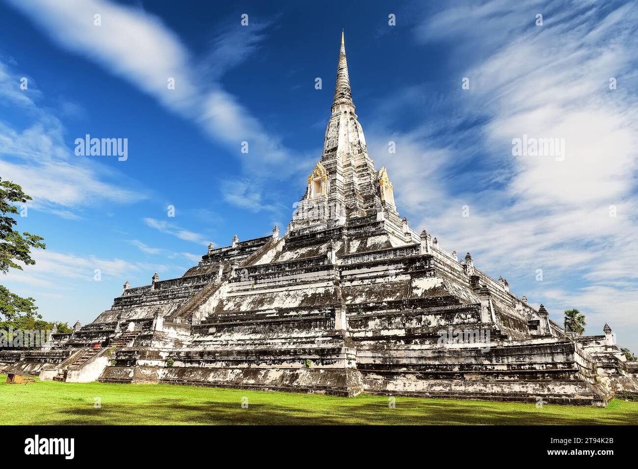 Wat Phu Khao Thong ist ein alter Tempel in der Provinz Phra Nakhon Si Ayutthaya. Weiße Pagode Wat Phu Khao Thong Chedi in Ayutthaya, Thailand. Stockfoto