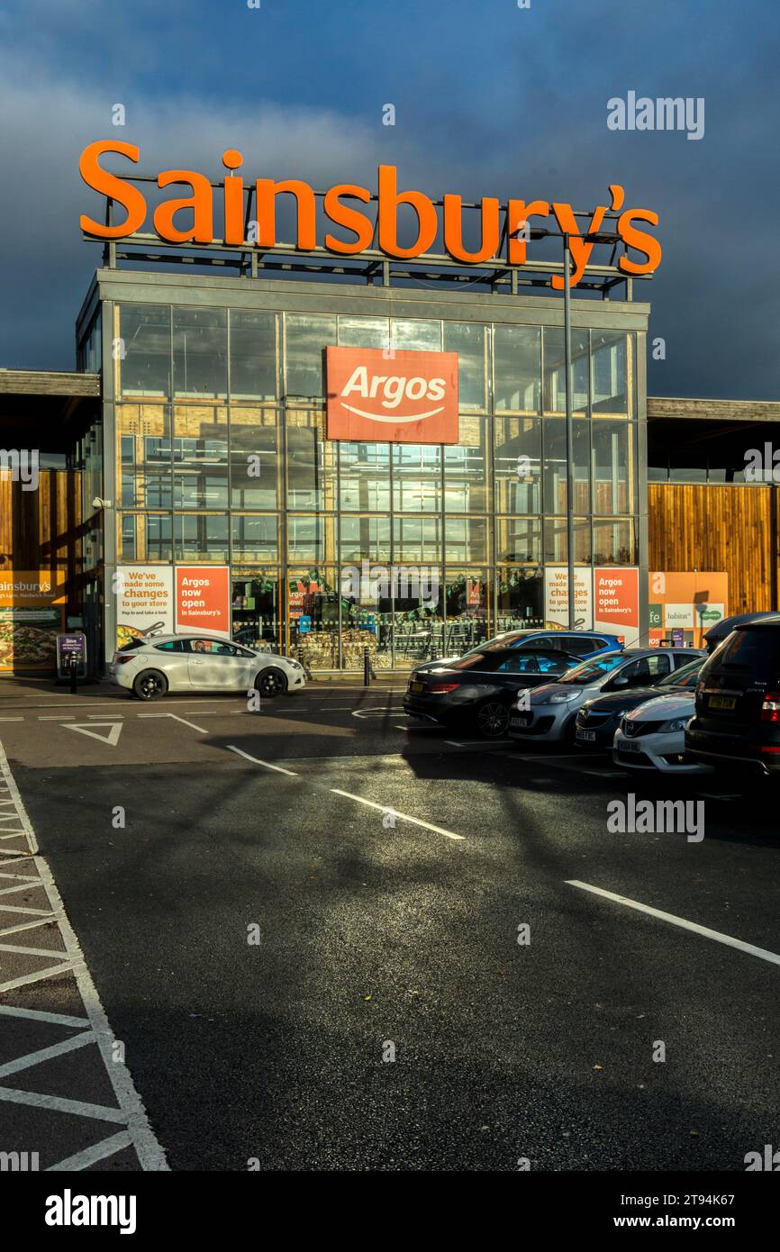 Ein Schild für Sainsbury's und Argos in einem großen Sainsbury's Supermarkt in King's Lynn, Norfolk Stockfoto