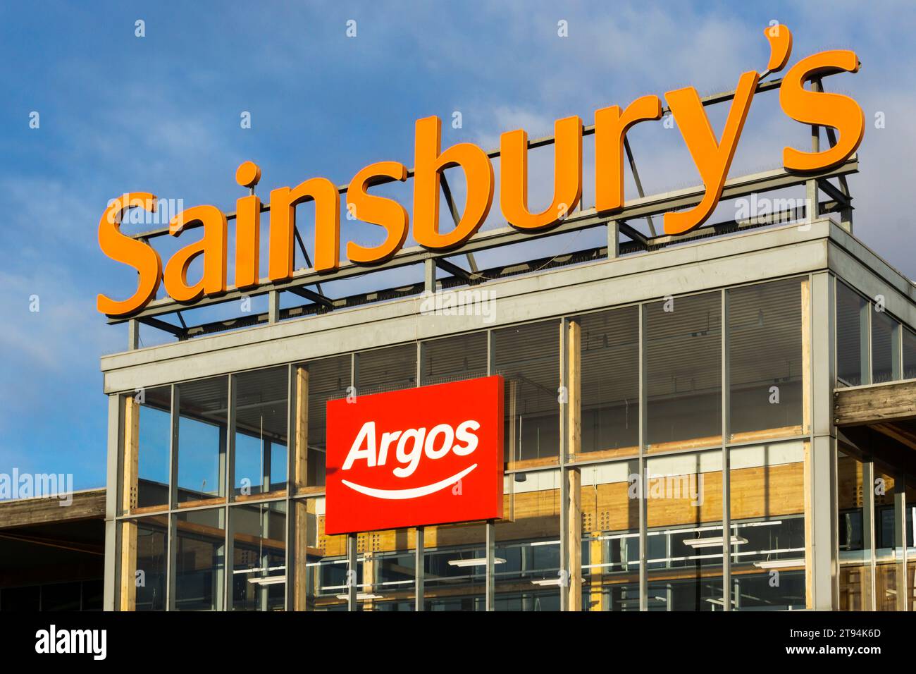 Ein Schild für Sainsbury's und Argos in einem großen Sainsbury's Supermarkt in King's Lynn, Norfolk Stockfoto