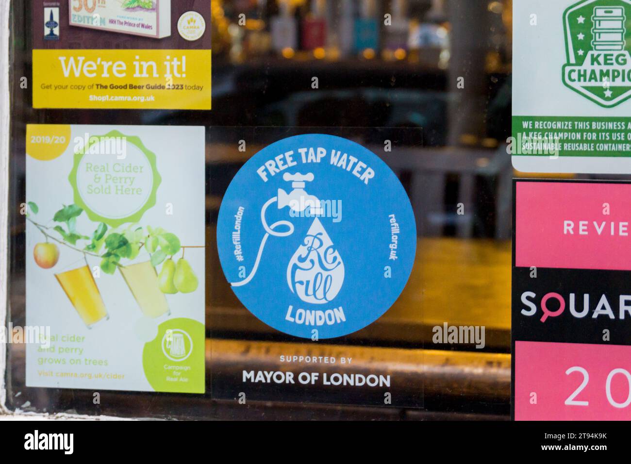 Ein Londoner Pub zeigt ein Schild, das zeigt, dass sie kostenloses Leitungswasser zum Nachfüllen einer Wasserflasche zur Verfügung stellen. Eine Reaktion auf die heißen Sommer der letzten Zeit. Stockfoto