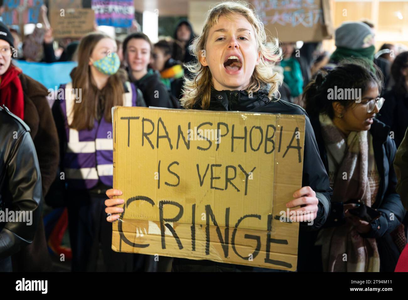 Edinburgh, Schottland, Großbritannien. November 2023. Pro Trans Demonstranten veranstalten heute Abend einen Protest vor dem Schauplatz der Filmvorführung des Films Erwachsene menschliche Frau an der Universität Edinburgh, inmitten einer starken Polizei- und Sicherheitspräsenz. Kostbare Versuche, den Film zu zeigen, der Trans- und Geschlechterfragen untersucht, wurden von Demonstranten vereitelt, die die Veranstaltungsorte blockierten. Iain Masterton/Alamy Live News Stockfoto