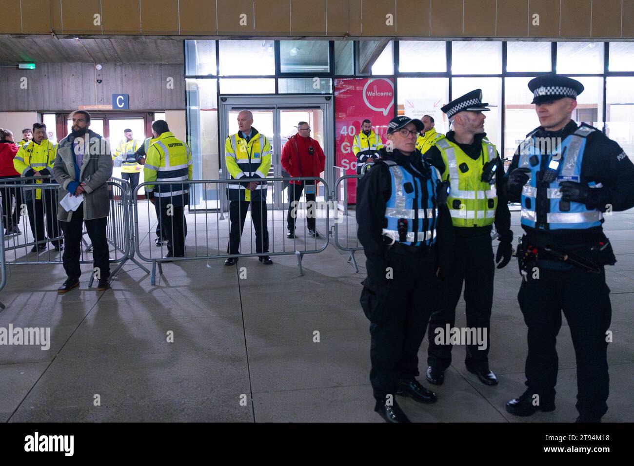 Edinburgh, Schottland, Großbritannien. November 2023. Pro Trans Demonstranten veranstalten heute Abend einen Protest vor dem Schauplatz der Filmvorführung des Films Erwachsene menschliche Frau an der Universität Edinburgh, inmitten einer starken Polizei- und Sicherheitspräsenz. Kostbare Versuche, den Film zu zeigen, der Trans- und Geschlechterfragen untersucht, wurden von Demonstranten vereitelt, die die Veranstaltungsorte blockierten. Iain Masterton/Alamy Live News Stockfoto