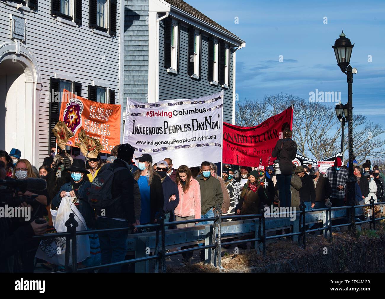 Plymouth, Massachusetts, USA 25. November 2021 National Day of Mourning, gesponsert von United American Indians of New England, Zeremonie, Protest und marsch in Plymouth, Massachusetts, die jedes Jahr an Thanksgiving stattfinden. Die Gruppe von über 1000, meist indigenen Amerikanern, versammelte sich an der Massasoit-Statue auf Cole Hill und marschierte dann durch die Stadt Plymouth zum Plymouth Rock. (Rick Friedman) Stockfoto