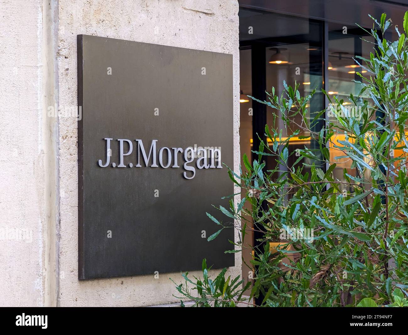 Schild am Eingang des Bankgebäudes J.P.Morgan, Place du Marché Saint-Honoré in Paris, Frankreich Stockfoto