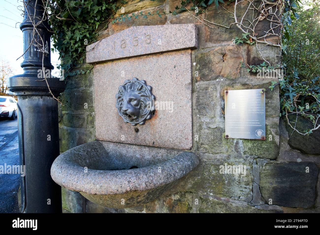 1858 Löwenkopf Trinkbrunnen auf einer Eisenbahnbrücke ormskirk, lancashire, england, großbritannien der Brunnen lieferte den Einheimischen nach Introduzierung frisches Wasser Stockfoto
