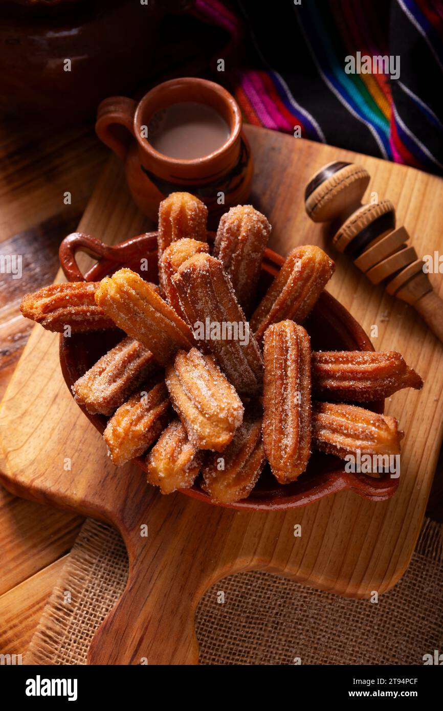 Churros. Gebratener Weizenteig, ein sehr beliebter süßer Imbiss in Spanien, Mexiko und anderen Ländern, wo man ihn üblicherweise zum Frühstück oder zum Frühstück isst Stockfoto