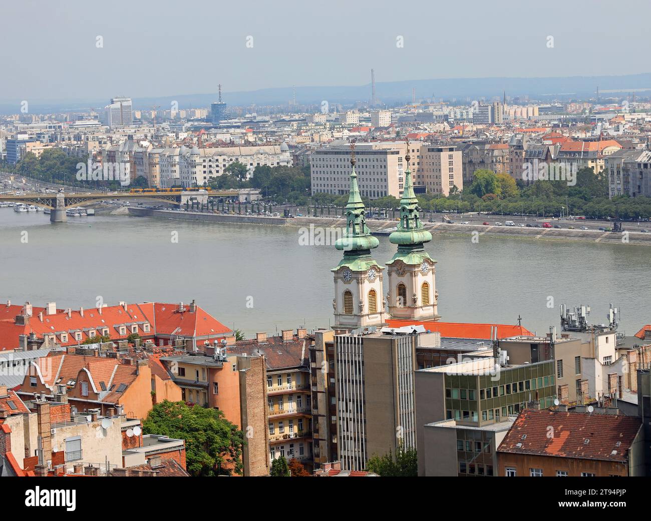 Panoramablick auf die Donau der Stadt Budapest in Ungarn und die lange Margaretenbrücke und Kirche mit Zwiebelglockentürmen Stockfoto