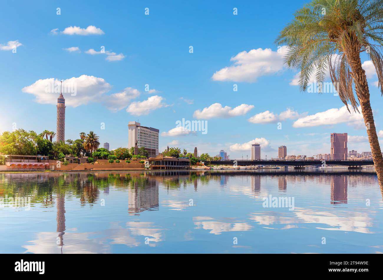 Nil und berühmte Gebäude der Innenstadt von Kairo, großartige Landschaft Ägyptens Stockfoto