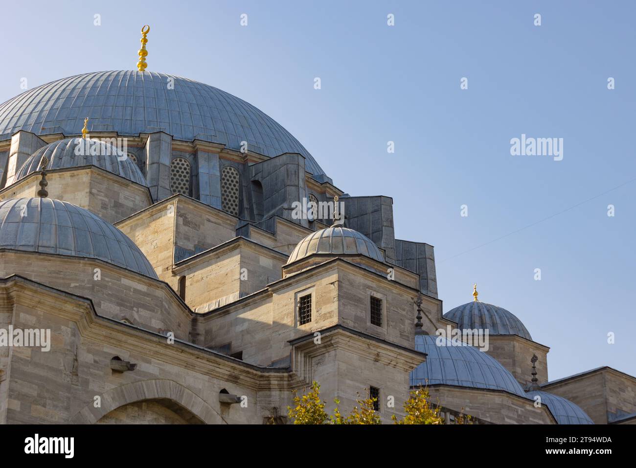 Architektonische Details der Suleymaniye-Moschee. Islamisches Hintergrundfoto. Kuppeln der Suleymaniye-Moschee. Stockfoto