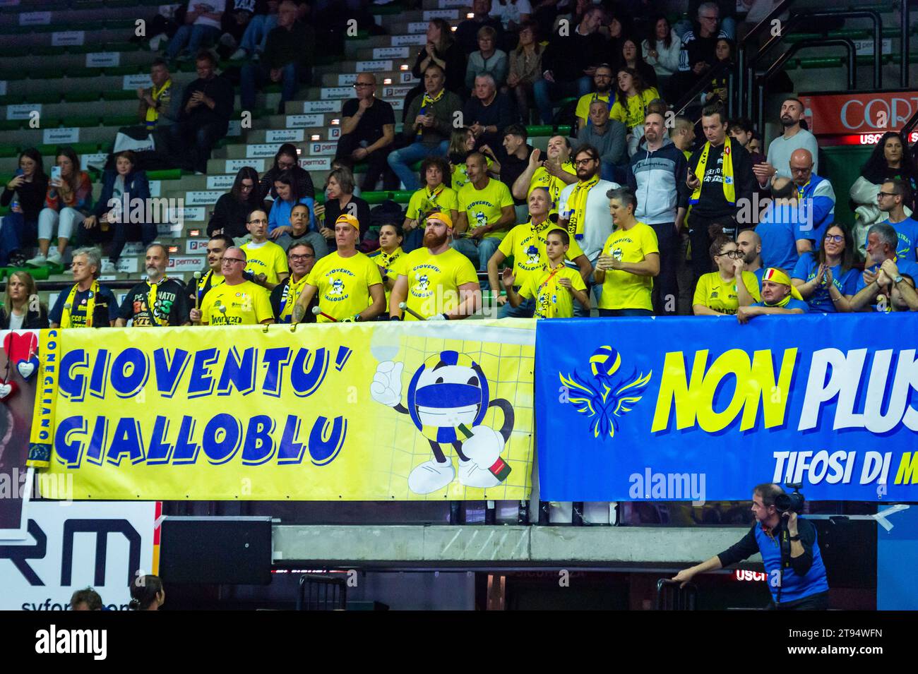 Treviso, Treviso, Italien. November 2023. Prosecco Doc Imoco Conegliano Fans, die vor dem Volleyballspiel der LVF Serie A1 2023/24 zwischen Prosecco Doc Imoco Conegliano und Roma Volley Club im Palaverde Stadion in Treviso, Italien, gesehen wurden. (Kreditbild: © Alberto Gardin/ZUMA Press Wire) NUR REDAKTIONELLE VERWENDUNG! Nicht für kommerzielle ZWECKE! Stockfoto