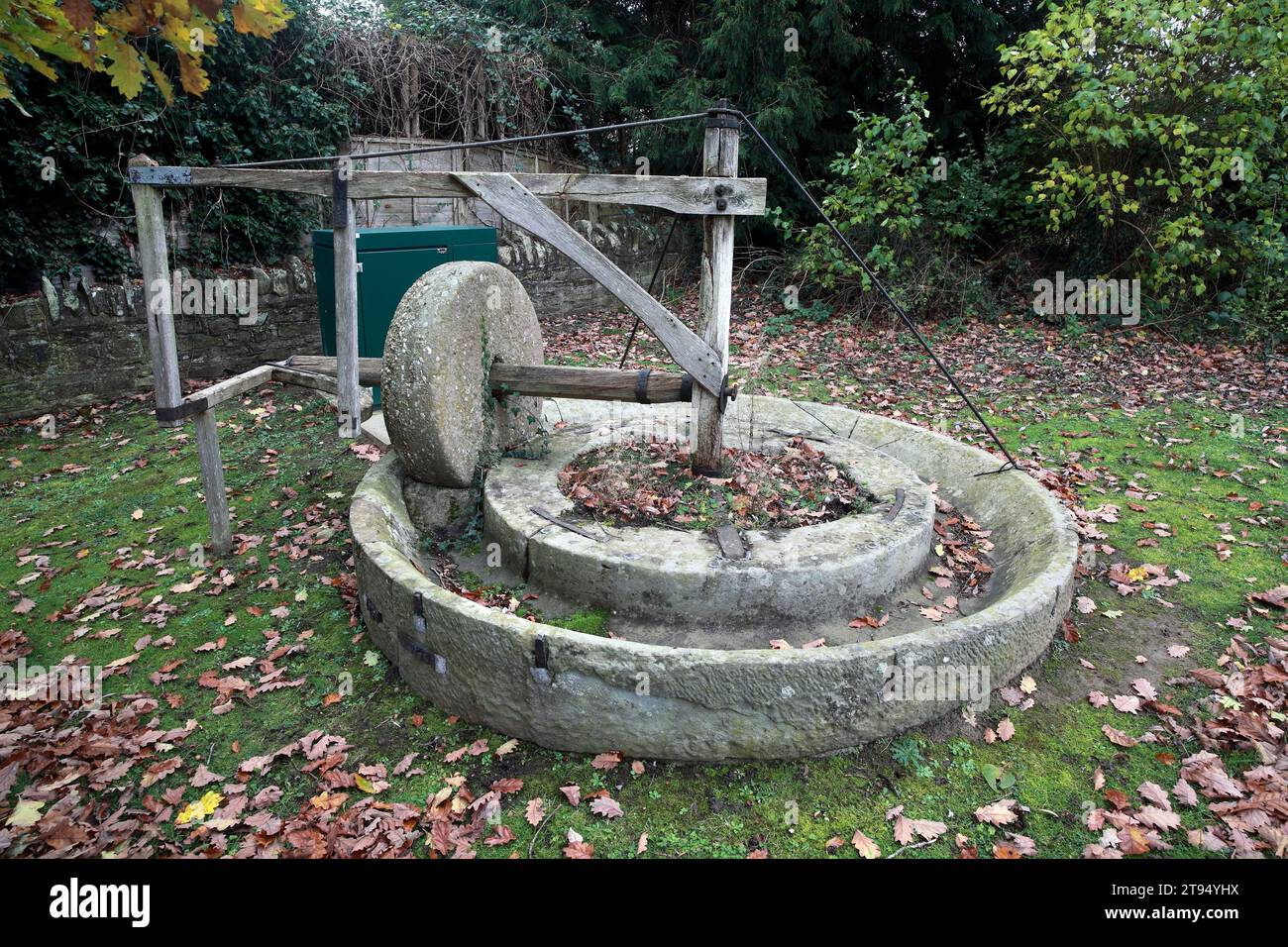 Eine stillgelegte Pferdemilchmühle mit Mühlstein zum Zerkleinern von Äpfeln, Shobdon, Herefordshire. Stockfoto