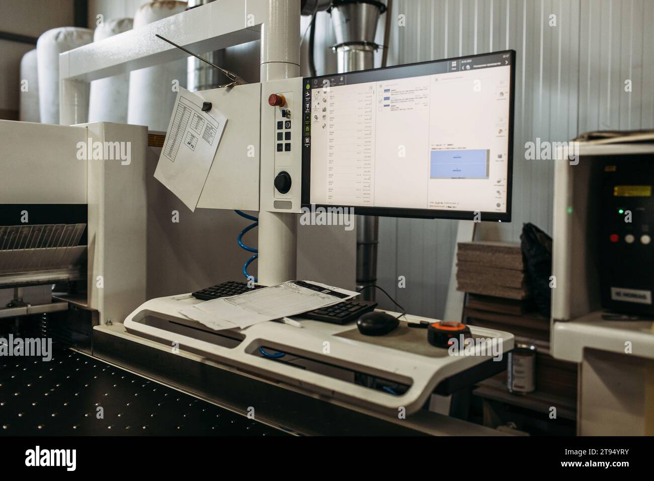 Computergestützter Teil einer modernen Möbelproduktionsmaschine. Möbelherstellung. Stockfoto