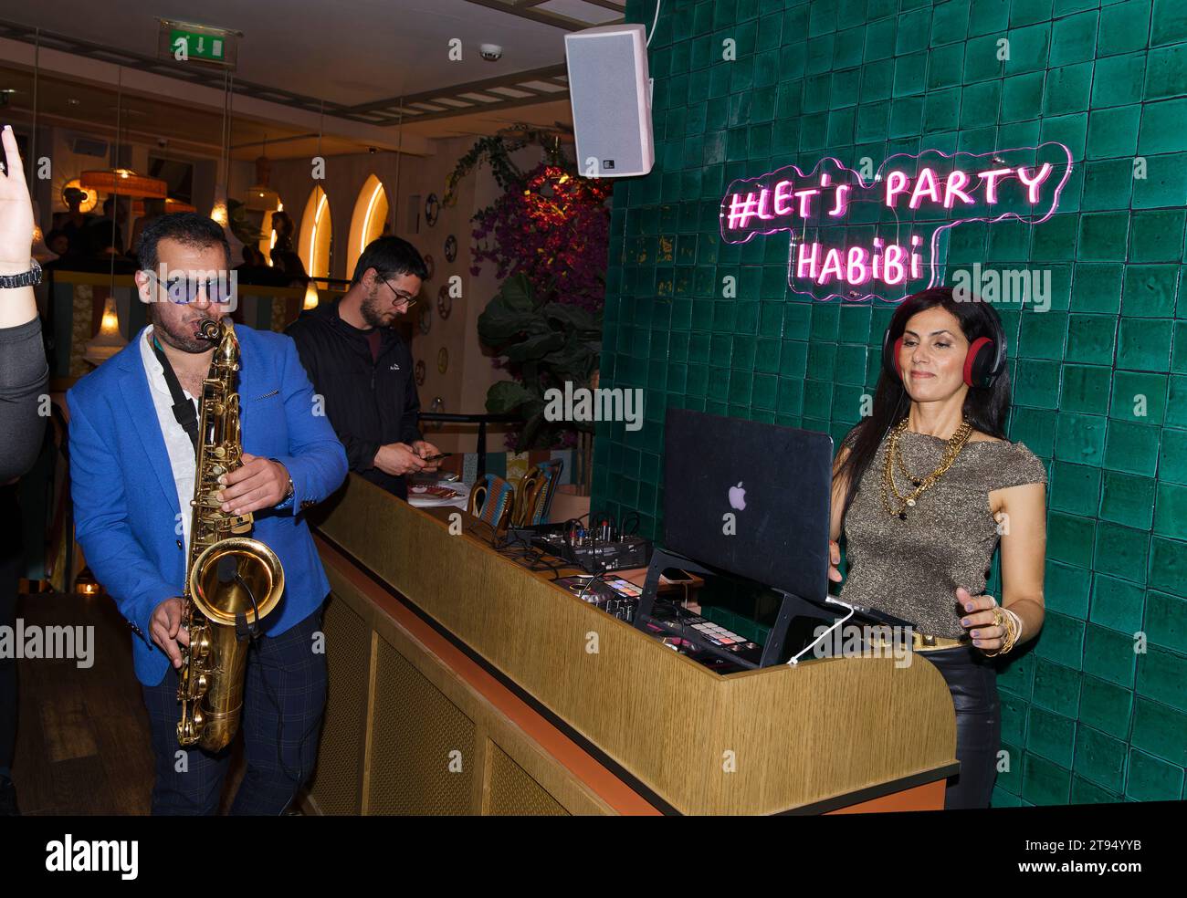 Paris, Frankreich. Am 18. November 2023, Ein Saxophonist und der Disc Jockey Monaliza im Restaurant Noura zur Präsentation von Majda Salls Buch MIA Stockfoto