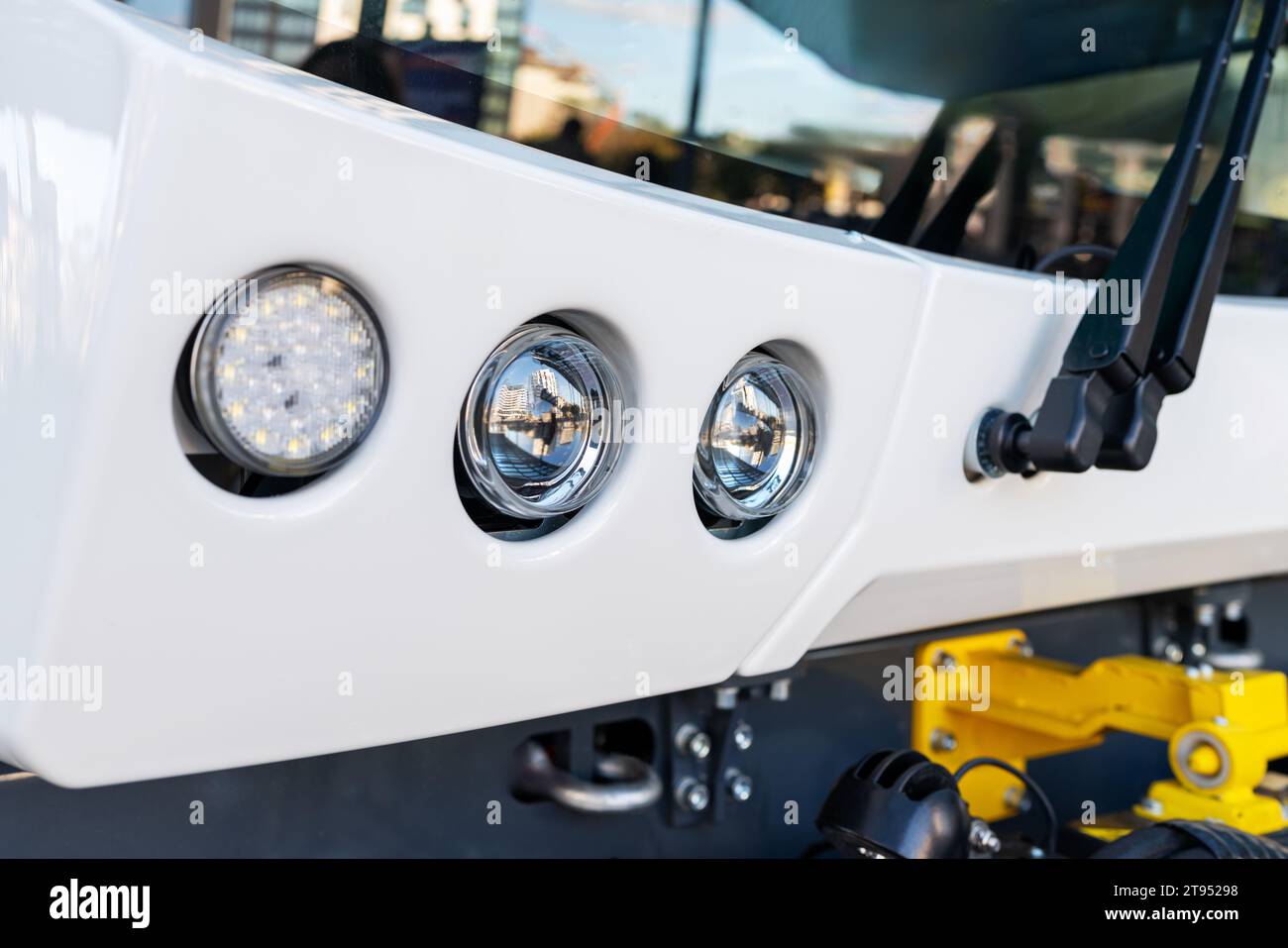 LED-Scheinwerfer für Bau- oder Landwirtschaftsmaschinen in Nahaufnahme. Stockfoto