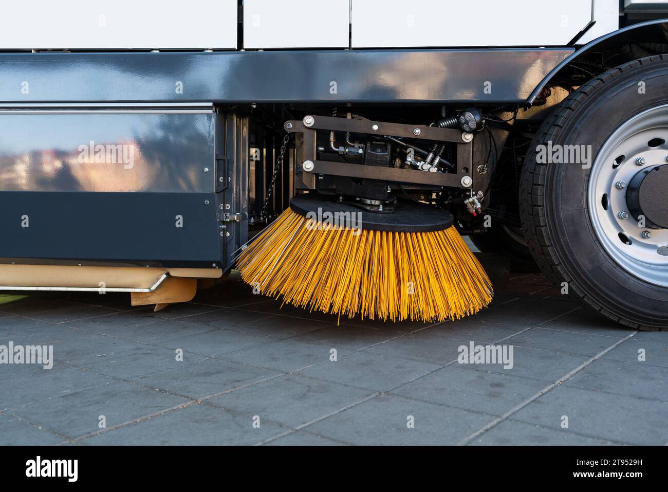 Nahaufnahme der Bürste für Straßenkehrmaschinen. Stadtreinigung. Stockfoto