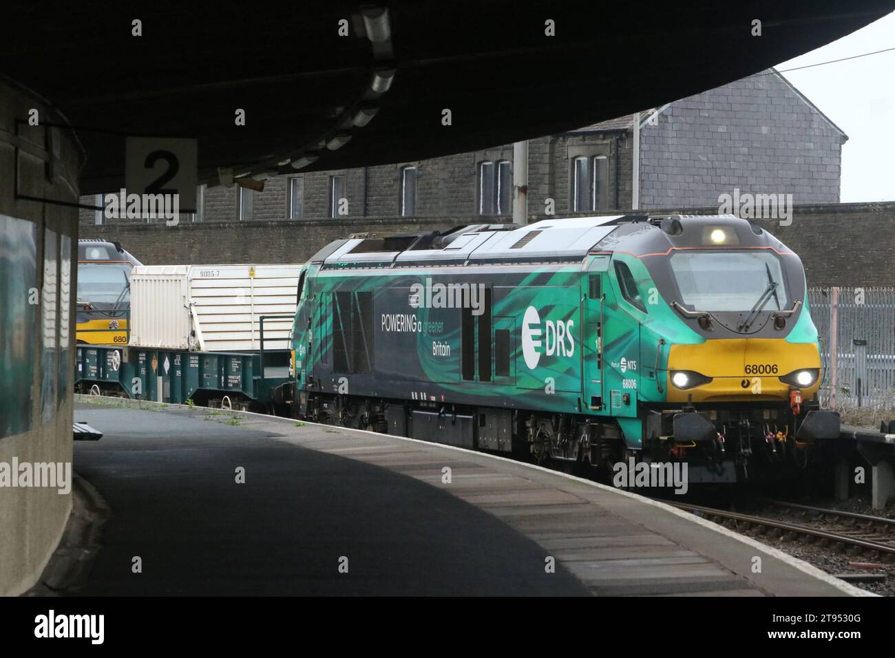 Nuklearflaschenzug am Bahnhof Carnforth am 22. November 2023. DRS Green Livery 68006 Pride of the North wird mit hydrobehandeltem, vegetablem Öl, einem Biokraftstoff, betrieben. Stockfoto