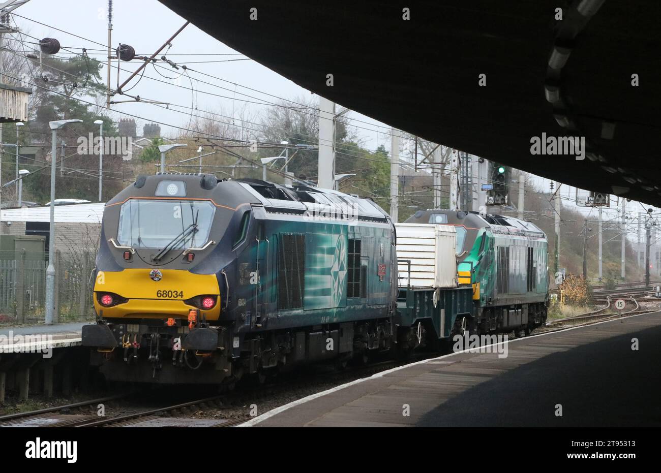 Nuclear Flask Train am Bahnhof Carnforth am 22. November 2023 mit Direct Rail Services 68006, Pride of the North, und 68034, Rial Riders. Stockfoto