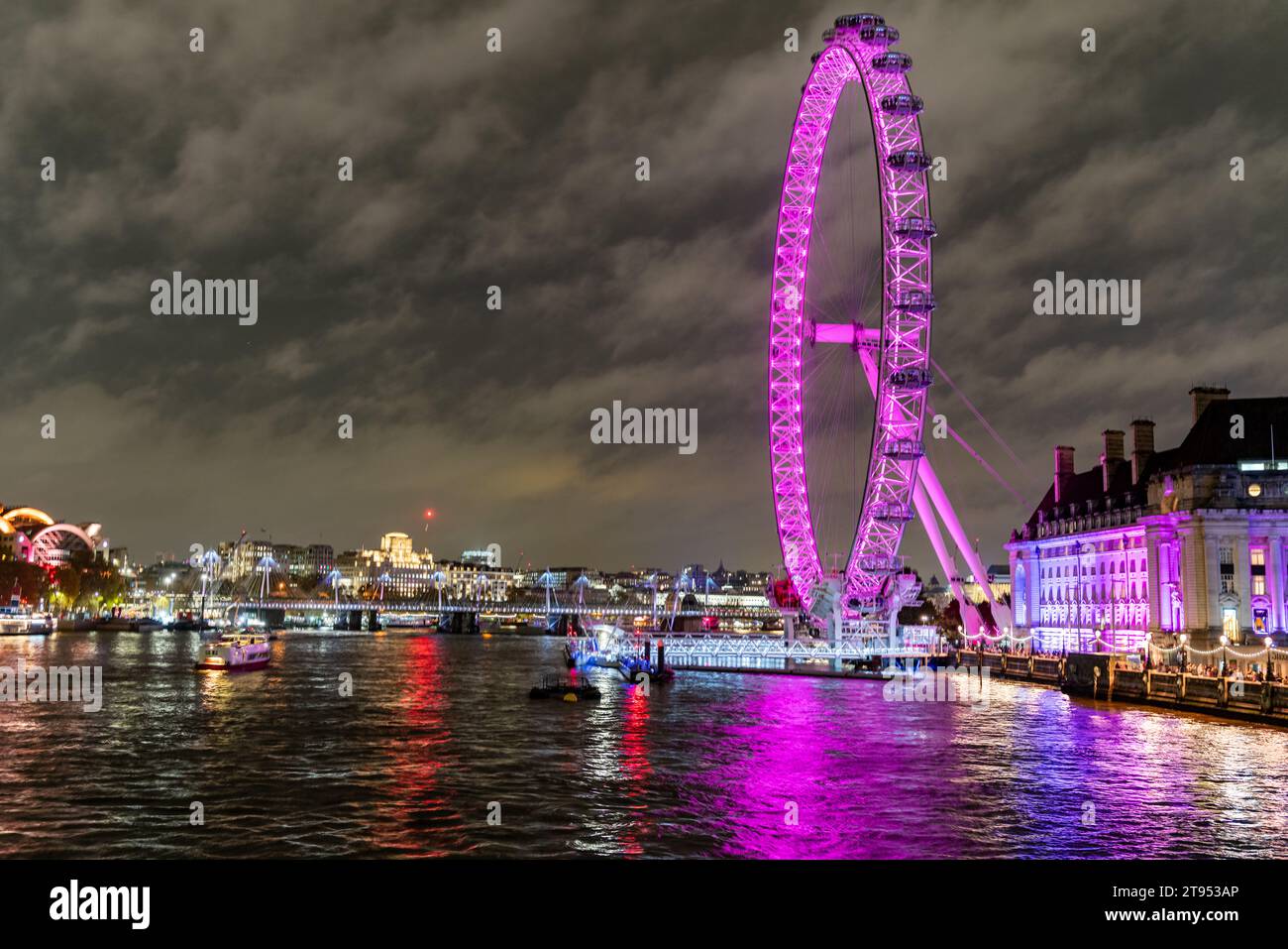 London Eye bei Nacht im Stadtzentrum von London Stockfoto