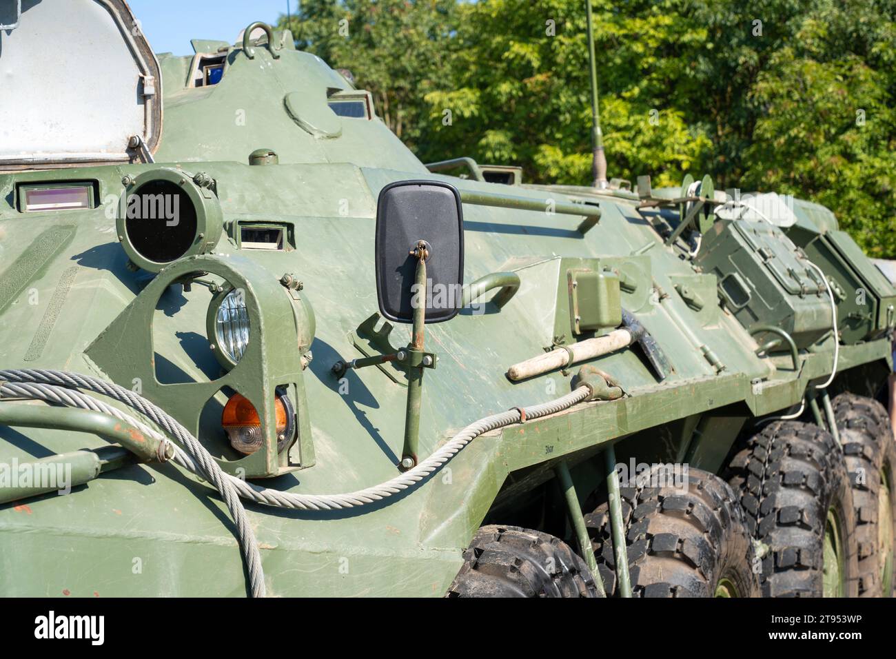Ein gepanzerter Personalträger BTR-80 in grüner Tarnung Stockfoto