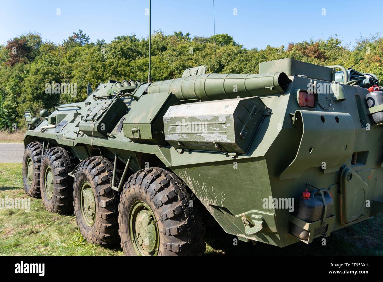 Ein gepanzerter Personalträger BTR-80 in grüner Tarnung Stockfoto